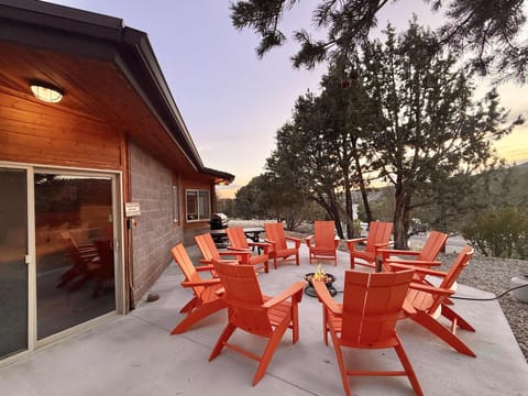 Located between Zion and Bryce, The Grand Zion Family Home at East Zion Resort outdoor sitting area with bbq grill, fire pit and picnic table.