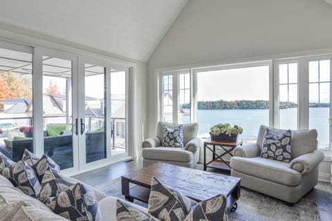 Sunnyside Family Room-Lake Rosseau View