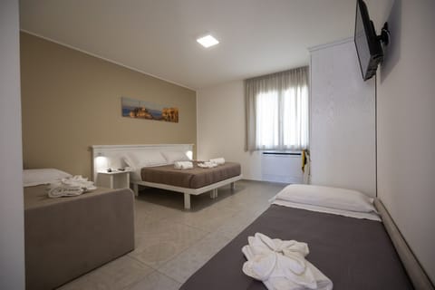 Deluxe Quadruple Room | Desk, free WiFi