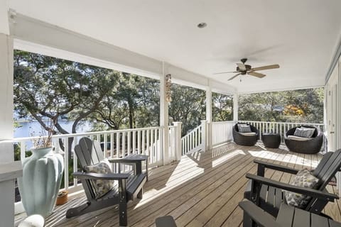 - Spacious & relaxing porch with comfortable seating, perfect for enjoying the outdoors - Cozy chairs and a ceiling fan keep the space cool, with a lovely view through the trees - Ideal for sipping coffee, reading, or unwinding while surrounded by na