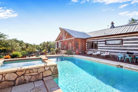 Beautiful private pool with hot tub