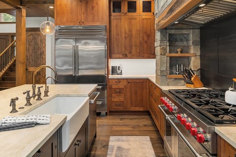 Kokanee Ridge: - Fabulous kitchen with all the appliances you'll need to make fantastic in-home meals.