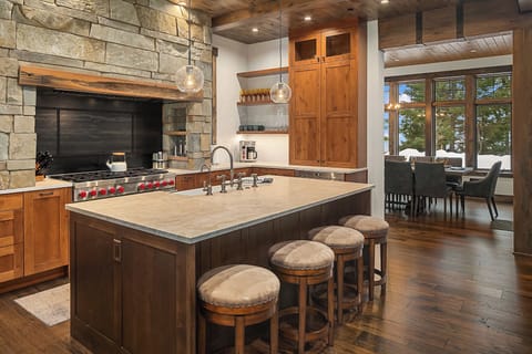 Kokanee Ridge: - Seating for 4 at the large kitchen island.