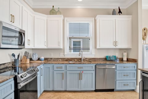 Stainless appliances and granite countertops