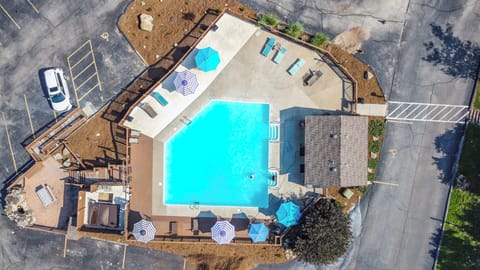 Seasonally open pool