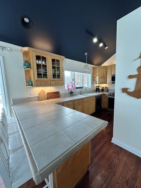 Prepare delicious meals with everything a master chef needs.