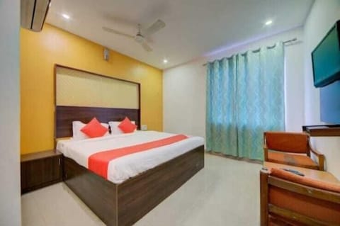 Classic Double Room, City View | Desk, free WiFi