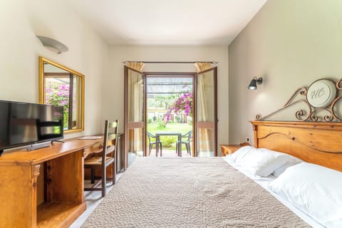 Deluxe Room | Cribs/infant beds, bed sheets