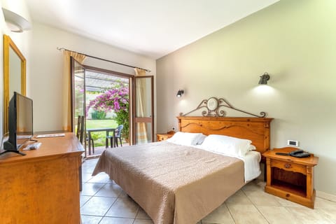 Deluxe Room | Cribs/infant beds, bed sheets