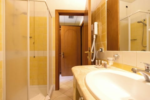 Double Room | Bathroom | Hair dryer, bidet, towels, toilet paper