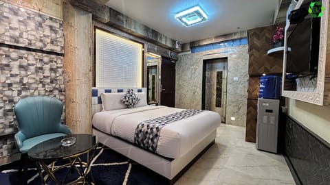 Junior Room | Hypo-allergenic bedding, pillowtop beds, in-room safe