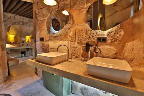 Superior Double Room, 1 King Bed, Non Smoking, Bathtub | Bathroom | Separate tub and shower, deep soaking tub, hydromassage showerhead