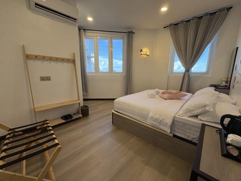 Business Double Room, Partial Sea View | Free WiFi