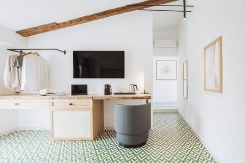 Room | 1 bedroom, minibar, desk, laptop workspace