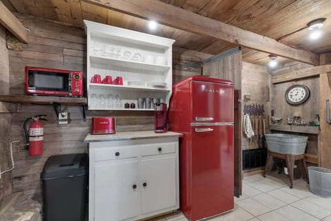 Rocking Ox Barn cabin kitchenette
