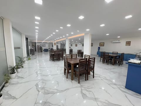 Deluxe Double Room, Balcony, City View | In-room dining