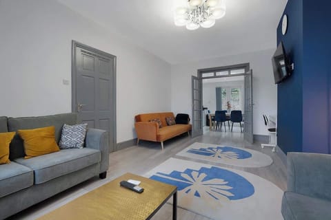 Spacious living room equipped with a 32-inch SMART TV with Netflix and plenty of space to sit down and relax. 