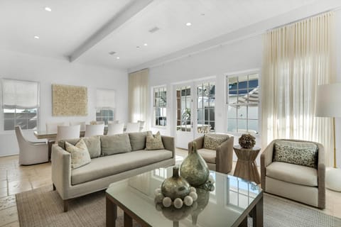 Spacious Living Area/Open design