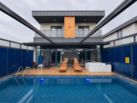 Outdoor pool, pool umbrellas, sun loungers