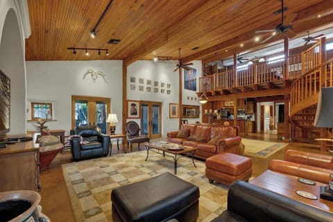 House, Multiple Beds, Patio, Garden View (409 N Cherry- C & S) | Living area