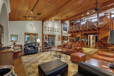 House, Multiple Beds, Patio, City View (409 N Cherry- Casa) | Living area
