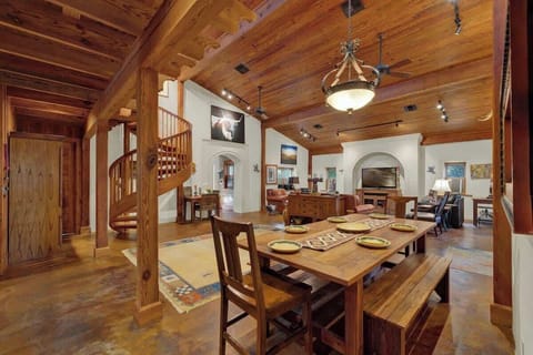 House, Multiple Beds, Hot Tub, City View (409 N Cherry- Will) | Dining