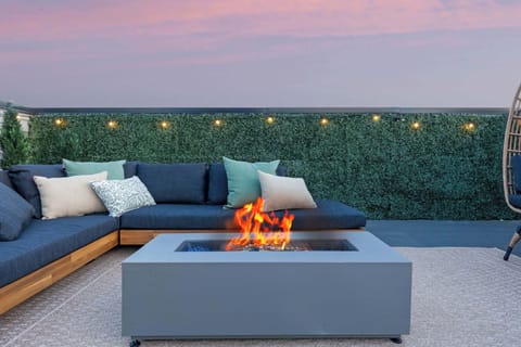 Spacious Rooftop Retreat with Cozy Fire Pit
