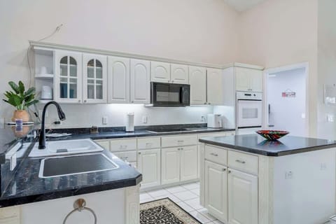 Cook like a pro in the spacious, fully stocked kitchen with modern appliances, perfect for preparing delicious meals. #HomeCooking #KitchenInspiration