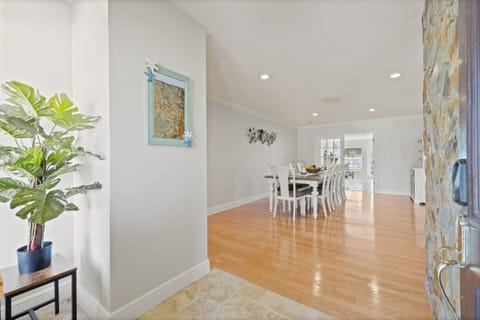 Walk in to huge dinning area