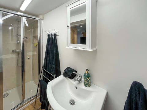 Bathroom | Ddwylig Bach - Dwylig Isa, Rhyl and Prestatyn