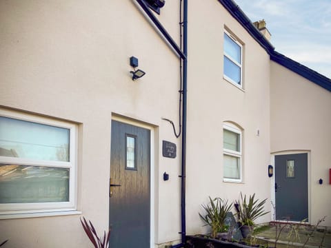 Cottage on the left hand side | Ddwylig Bach - Dwylig Isa, Rhyl and Prestatyn