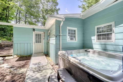 Private hot tub: Viking Legacy2 with 51 jets and seven seats.
