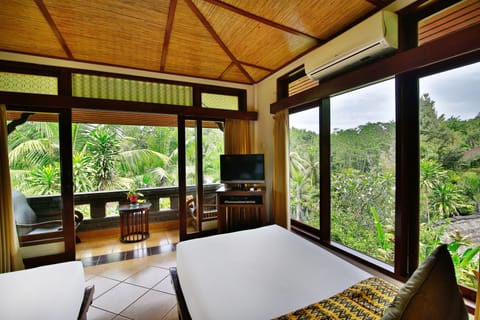 Superior Room | Minibar, in-room safe, individually decorated, individually furnished