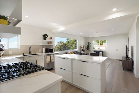 Deluxe House, 3 Bedrooms, Ocean View | Private kitchen | Coffee/tea maker, dining tables