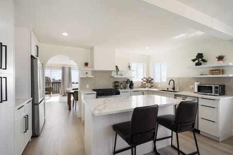 Deluxe House, 3 Bedrooms, Ocean View | Private kitchen | Coffee/tea maker, dining tables