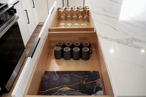 Deluxe House, 3 Bedrooms, Ocean View | Private kitchen | Coffee/tea maker, dining tables