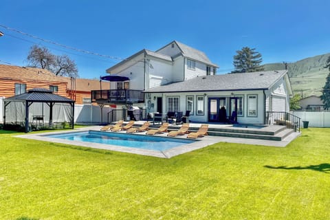 Chelan Vacation Rental | 6BR | 5BA | 4 Steps to Enter | 3,342 Sq Ft
