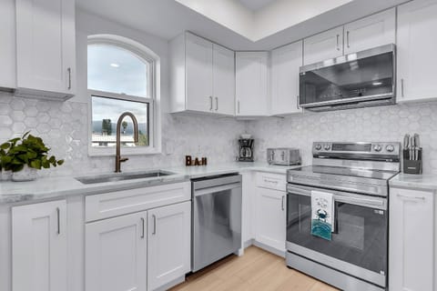 Stainless steel appliances with plenty of cabinet space