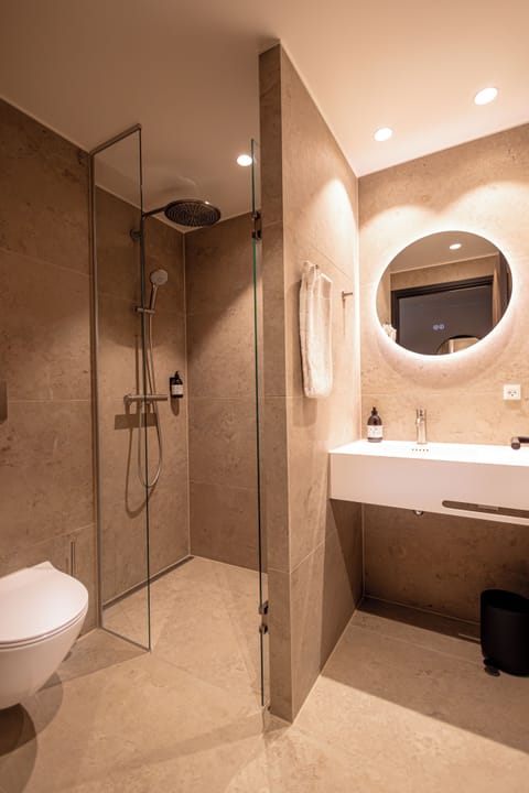 Premium bedding, down comforters, in-room safe, desk