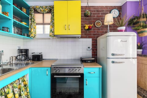 Cozy, colorful kitchen inspired by 'Friends'—perfect for creating memories!