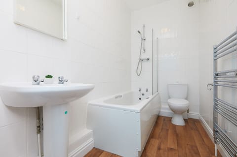 City Townhome, 4 Bedrooms, Kitchen, Garden View | Bathroom | Combined shower/tub, towels, soap, toilet paper