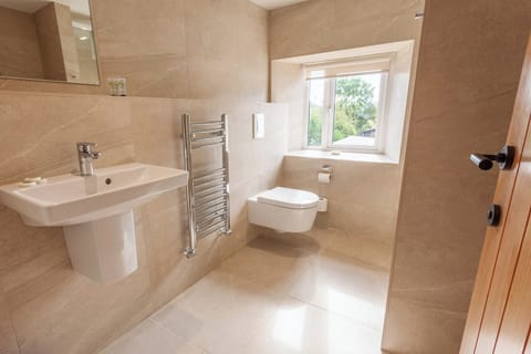 Deluxe Double or Twin Room, Hill View | Bathroom | Hair dryer, towels, soap, shampoo