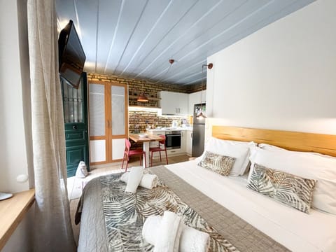 House, Smoking | 1 bedroom, desk