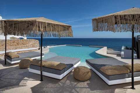 Indoor pool, 2 outdoor pools