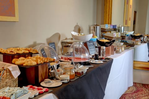 Daily buffet breakfast (GBP 11 per person)