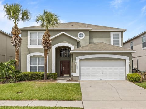 Mickey's Sunny Mansion - 7 bedrooms and an amazing private pool area. 