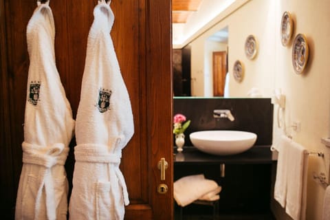 Garden Manor House Suite | Bathroom | Free toiletries, hair dryer, bathrobes, slippers