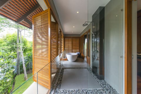 Separate tub and shower, deep soaking tub, free toiletries, hair dryer