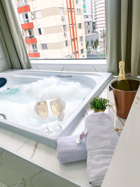 Premium Suite | Bathroom | Towels, soap, toilet paper