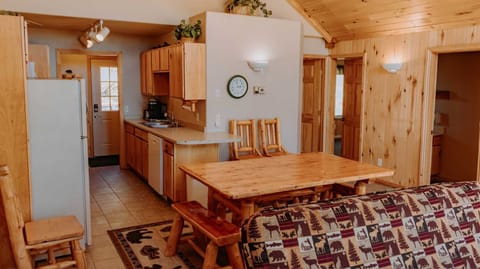 Kitchen and Dining (16/17)